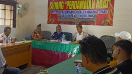 Proses Berjalannya Sidang Perdamaian Adat Antara Ahli Waris Alm Ibung Bangsa dengan Pihak PT BBM di Ruang Sidang Adat Kedamangan Wilayah Kecamatan Tewah Kabupaten Gunung Mas Beberapa Waktu Yang Lalu. Foto : editor1
