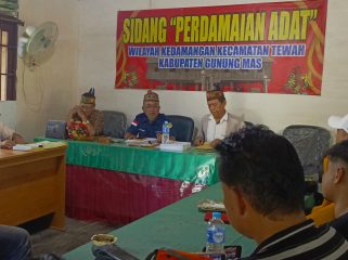 Proses Berjalannya Sidang Perdamaian Adat Antara Ahli Waris Alm Ibung Bangsa dengan Pihak PT BBM di Ruang Sidang Adat Kedamangan Wilayah Kecamatan Tewah Kabupaten Gunung Mas Beberapa Waktu Yang Lalu. Foto : editor1
