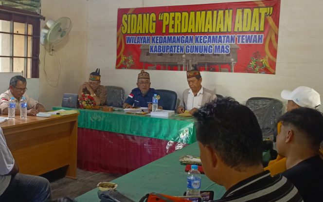 
					Proses Berjalannya Sidang Perdamaian Adat Antara Ahli Waris Alm Ibung Bangsa dengan Pihak PT BBM di Ruang Sidang Adat Kedamangan Wilayah Kecamatan Tewah Kabupaten Gunung Mas Beberapa Waktu Yang Lalu. Foto : editor1