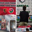 AMANKAN : Pelaku AG (21) beserta barang bukti ketika diamankan di kantor Satres Narkoba Polres Gumas, Selasa, 12 Mei 2026.