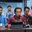 FOTO : Kepala Diskominfostandi dan jajaran
mengikuti nonton bareng Podcast, di Media Center Diskominfostandi setempat.