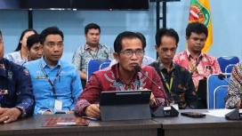 FOTO : Kepala Diskominfostandi dan jajaran
mengikuti nonton bareng Podcast, di Media Center Diskominfostandi setempat.