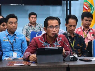 FOTO : Kepala Diskominfostandi dan jajaran
mengikuti nonton bareng Podcast, di Media Center Diskominfostandi setempat.