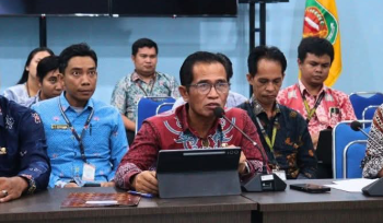 FOTO : Kepala Diskominfostandi dan jajaran
mengikuti nonton bareng Podcast, di Media Center Diskominfostandi setempat.