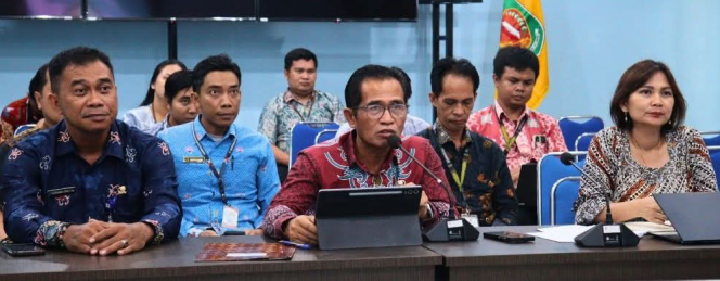 
					FOTO : Kepala Diskominfostandi dan jajaran
mengikuti nonton bareng Podcast, di Media Center Diskominfostandi setempat.