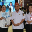 FOTO : Bupati Katingan saat menerima penghargaan Juara Harapan III Penilaian Kinerja Stunting Tahun 2025 dari Pemprov Kalteng.