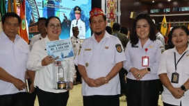 FOTO : Bupati Katingan saat menerima penghargaan Juara Harapan III Penilaian Kinerja Stunting Tahun 2025 dari Pemprov Kalteng.