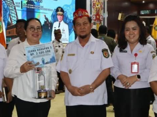 FOTO : Bupati Katingan saat menerima penghargaan Juara Harapan III Penilaian Kinerja Stunting Tahun 2025 dari Pemprov Kalteng.
