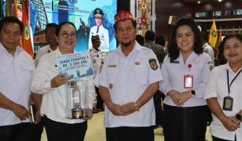 FOTO : Bupati Katingan saat menerima penghargaan Juara Harapan III Penilaian Kinerja Stunting Tahun 2025 dari Pemprov Kalteng.