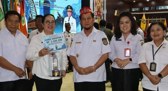 FOTO : Bupati Katingan saat menerima penghargaan Juara Harapan III Penilaian Kinerja Stunting Tahun 2025 dari Pemprov Kalteng.
