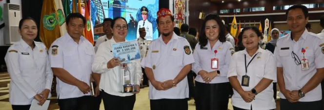 
					FOTO : Bupati Katingan saat menerima penghargaan Juara Harapan III Penilaian Kinerja Stunting Tahun 2025 dari Pemprov Kalteng.