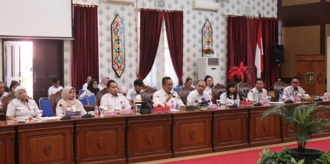 
					FOTO : Sekda Katingan dan DPRD Katingan saat menghadiri reses anggota DPD RI Agustin Teras Narang.