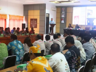 FOTO : Bupati Katingan Saiful, didampingi Sekda serta jajaran pada pelaksanaan kegiatan Ekspos ID dan CMS, di Aula Bappedalitbang Katingan.