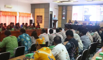 FOTO : Bupati Katingan Saiful, didampingi Sekda serta jajaran pada pelaksanaan kegiatan Ekspos ID dan CMS, di Aula Bappedalitbang Katingan.