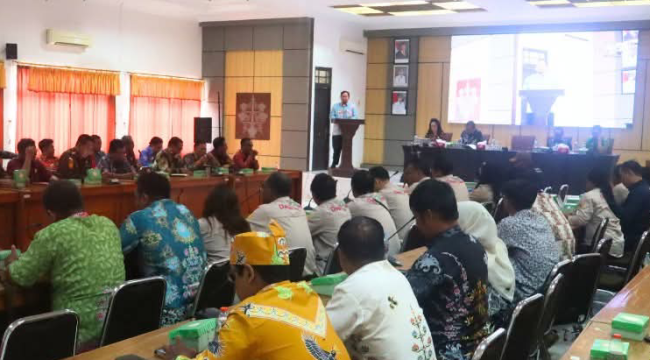 FOTO : Bupati Katingan Saiful, didampingi Sekda serta jajaran pada pelaksanaan kegiatan Ekspos ID dan CMS, di Aula Bappedalitbang Katingan.
