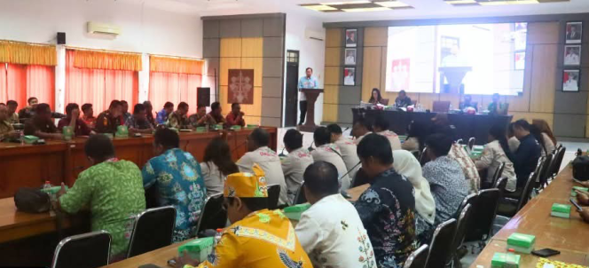 
					FOTO : Bupati Katingan Saiful, didampingi Sekda serta jajaran pada pelaksanaan kegiatan Ekspos ID dan CMS, di Aula Bappedalitbang Katingan.