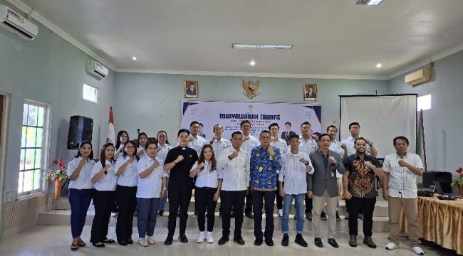 BERSAMA : Peserta muscab BPC HIPMI Kabupaten Gumas saat berfoto bersama di aula Hotel Zepanya, Senin, 18 Mei 2026.
