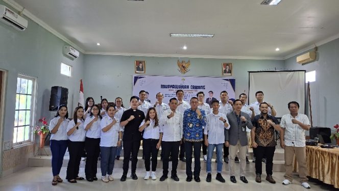 
					BERSAMA : Peserta muscab BPC HIPMI Kabupaten Gumas saat berfoto bersama di aula Hotel Zepanya, Senin, 18 Mei 2026.