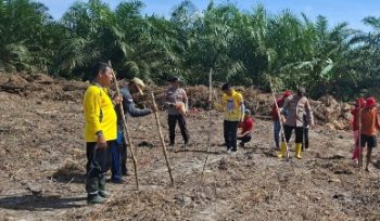 TANAM JAGUNG : Seluruh pihak terkait melakukan penanaman jagung hibrida, di lahan milik Pemerintah Desa Bereng Belawan, Kecamatan Manuhing, Jumat, 1 Mei 2026.