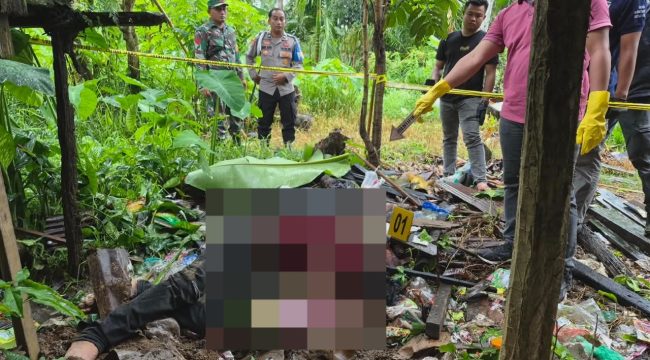 OLAH TKP : Tim gabungan dari Polsek Tewah dan Satreskrim Polres Gumas melakukan olah TKP di lokasi penemuan mayat, di Jalan Hentak, RT.006, Kelurahan Tewah, Kecamatan Tewah, Minggu (3/5/2026).