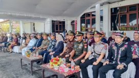 HADIRI : Wakapolres Gumas Kompol Indras Purwoko, S.H (dua dari kanan) ketika menghadiri upacara peringatan hardiknas 2026, di halaman kantor bupati setempat, Senin, 4 Mei 2026.