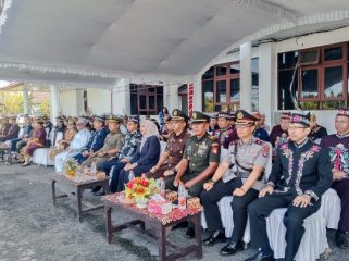 HADIRI : Wakapolres Gumas Kompol Indras Purwoko, S.H (dua dari kanan) ketika menghadiri upacara peringatan hardiknas 2026, di halaman kantor bupati setempat, Senin, 4 Mei 2026.