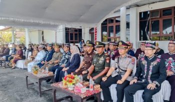 HADIRI : Wakapolres Gumas Kompol Indras Purwoko, S.H (dua dari kanan) ketika menghadiri upacara peringatan hardiknas 2026, di halaman kantor bupati setempat, Senin, 4 Mei 2026.