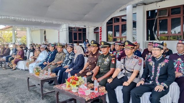 HADIRI : Wakapolres Gumas Kompol Indras Purwoko, S.H (dua dari kanan) ketika menghadiri upacara peringatan hardiknas 2026, di halaman kantor bupati setempat, Senin, 4 Mei 2026.