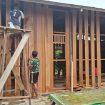 FOTO : Suasana pelaksanaan personel Kodim 1019 Katingan bersama masyarakat melakukan pembangunan RTLH.
