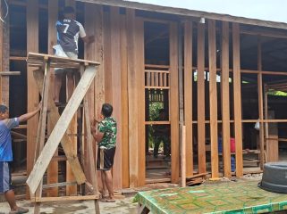FOTO : Suasana pelaksanaan personel Kodim 1019 Katingan bersama masyarakat melakukan pembangunan RTLH.
