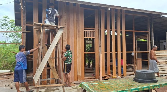 FOTO : Suasana pelaksanaan personel Kodim 1019 Katingan bersama masyarakat melakukan pembangunan RTLH.
