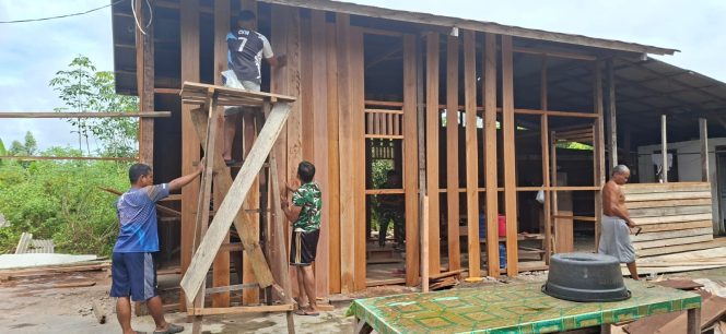 
					FOTO : Suasana pelaksanaan personel Kodim 1019 Katingan bersama masyarakat melakukan pembangunan RTLH.

