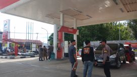 PANTAU : Tim patroli gabungan Polres Gumas saat memantau SPBU Kuala Kurun, Selasa, 12 Mei 2026.
