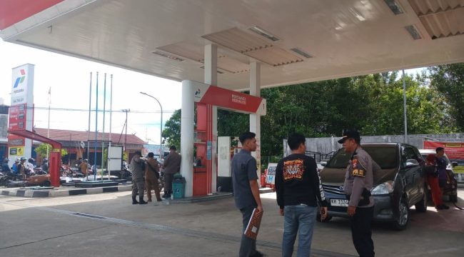 PANTAU : Tim patroli gabungan Polres Gumas saat memantau SPBU Kuala Kurun, Selasa, 12 Mei 2026.
