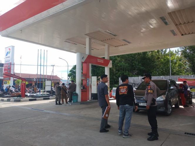 
					PANTAU : Tim patroli gabungan Polres Gumas saat memantau SPBU Kuala Kurun, Selasa, 12 Mei 2026.
