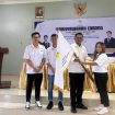 TERIMA : Ketua BPC HIPMI Kabupaten Gumas periode 2026-2029 Vivi Anita Elka ketika menerima bendera HIMPI, Selasa, 19 Mei 2026.