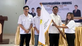 TERIMA : Ketua BPC HIPMI Kabupaten Gumas periode 2026-2029 Vivi Anita Elka ketika menerima bendera HIMPI, Selasa, 19 Mei 2026.
