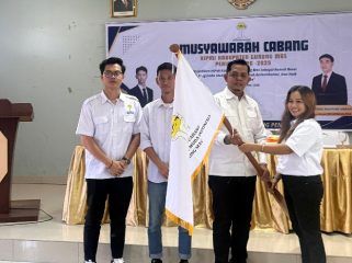 TERIMA : Ketua BPC HIPMI Kabupaten Gumas periode 2026-2029 Vivi Anita Elka ketika menerima bendera HIMPI, Selasa, 19 Mei 2026.