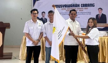 TERIMA : Ketua BPC HIPMI Kabupaten Gumas periode 2026-2029 Vivi Anita Elka ketika menerima bendera HIMPI, Selasa, 19 Mei 2026.