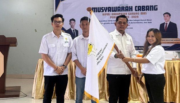 TERIMA : Ketua BPC HIPMI Kabupaten Gumas periode 2026-2029 Vivi Anita Elka ketika menerima bendera HIMPI, Selasa, 19 Mei 2026.