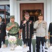 HADIRI : Kapolres Gumas AKBP Heru Eko Wibowo, S.I.K, M.H (dua dari kanan) saat menghadiri upacara peringatan Hari Jadi ke-69 Provinsi Kalteng, di kantor bupati setempat, Sabtu, 23 Mei 2026.