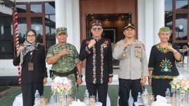 HADIRI : Kapolres Gumas AKBP Heru Eko Wibowo, S.I.K, M.H (dua dari kanan) saat menghadiri upacara peringatan Hari Jadi ke-69 Provinsi Kalteng, di kantor bupati setempat, Sabtu, 23 Mei 2026.