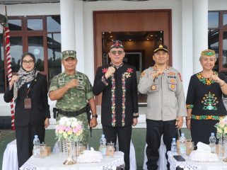 HADIRI : Kapolres Gumas AKBP Heru Eko Wibowo, S.I.K, M.H (dua dari kanan) saat menghadiri upacara peringatan Hari Jadi ke-69 Provinsi Kalteng, di kantor bupati setempat, Sabtu, 23 Mei 2026.