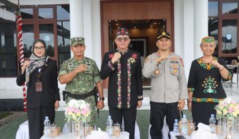 HADIRI : Kapolres Gumas AKBP Heru Eko Wibowo, S.I.K, M.H (dua dari kanan) saat menghadiri upacara peringatan Hari Jadi ke-69 Provinsi Kalteng, di kantor bupati setempat, Sabtu, 23 Mei 2026.