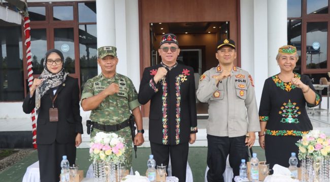 HADIRI : Kapolres Gumas AKBP Heru Eko Wibowo, S.I.K, M.H (dua dari kanan) saat menghadiri upacara peringatan Hari Jadi ke-69 Provinsi Kalteng, di kantor bupati setempat, Sabtu, 23 Mei 2026.