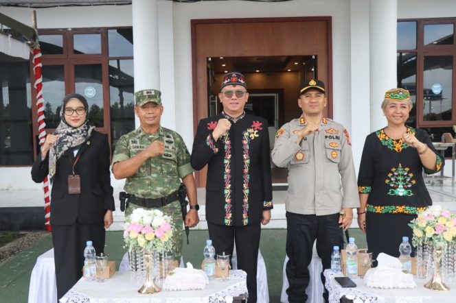 
					HADIRI : Kapolres Gumas AKBP Heru Eko Wibowo, S.I.K, M.H (dua dari kanan) saat menghadiri upacara peringatan Hari Jadi ke-69 Provinsi Kalteng, di kantor bupati setempat, Sabtu, 23 Mei 2026.