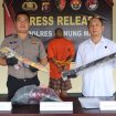 TUNJUKKAN : Kasat Reskrim AKP Agung Wijaya Kusuma, S.I.K., M.H, didampingi Kasi Humas Polres Ipda Abner, S.Sos, ketika menunjukkan barang bukti yang digunakan pelaku AD untuk membunuh korban F, Senin, 25 Mei 2026.