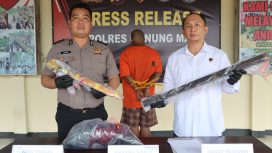 TUNJUKKAN : Kasat Reskrim AKP Agung Wijaya Kusuma, S.I.K., M.H, didampingi Kasi Humas Polres Ipda Abner, S.Sos, ketika menunjukkan barang bukti yang digunakan pelaku AD untuk membunuh korban F, Senin, 25 Mei 2026.