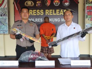 TUNJUKKAN : Kasat Reskrim AKP Agung Wijaya Kusuma, S.I.K., M.H, didampingi Kasi Humas Polres Ipda Abner, S.Sos, ketika menunjukkan barang bukti yang digunakan pelaku AD untuk membunuh korban F, Senin, 25 Mei 2026.