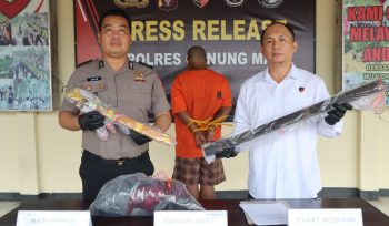 TUNJUKKAN : Kasat Reskrim AKP Agung Wijaya Kusuma, S.I.K., M.H, didampingi Kasi Humas Polres Ipda Abner, S.Sos, ketika menunjukkan barang bukti yang digunakan pelaku AD untuk membunuh korban F, Senin, 25 Mei 2026.